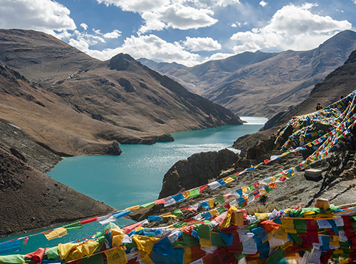 Tibetan_mountains_prayer flags_environment_access.500