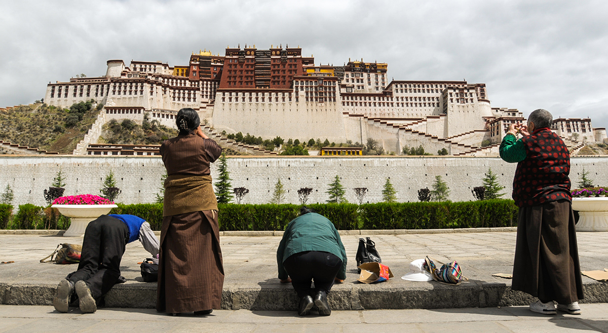 Tibetans-pilgrims-Potala Palace-access-dreamstime-1200 cr