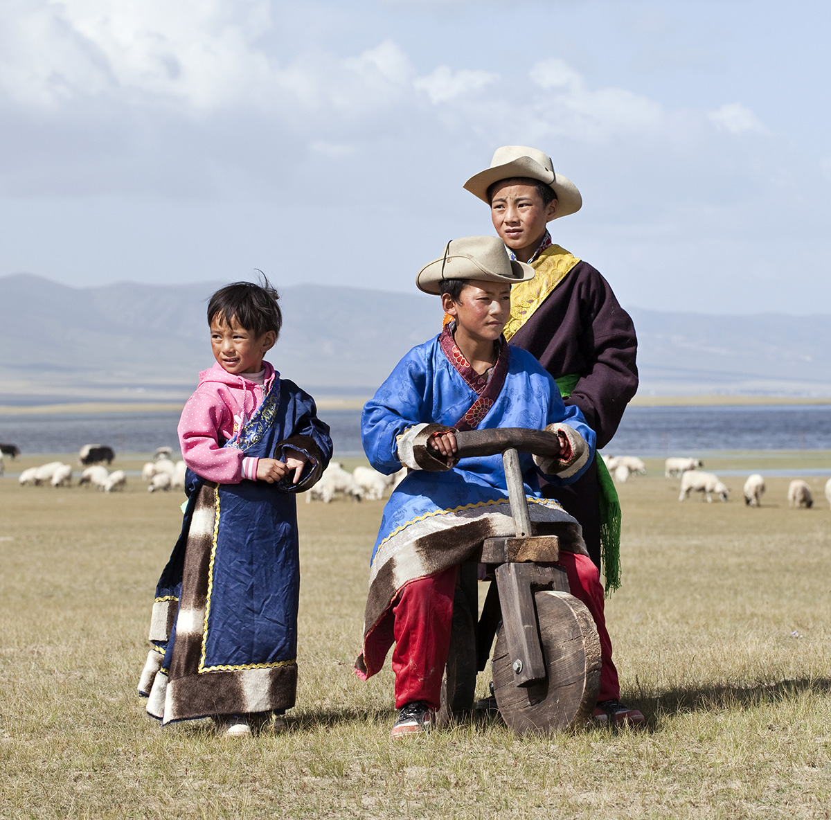 Tibetan_children_Qinghai_lake_nomads_environment-1200
